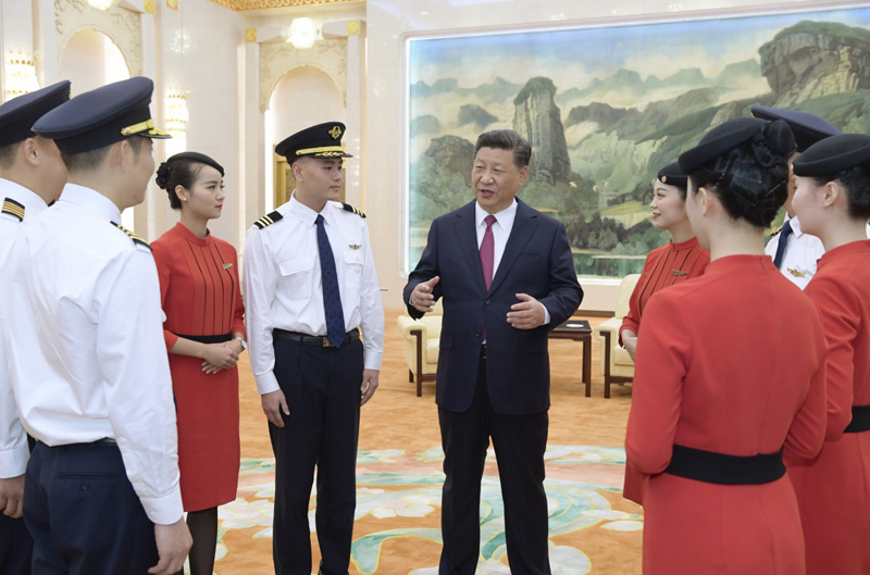 中共中央總書記、國(guó)家主席、中央軍委主席習(xí)近平專門邀請(qǐng)四川航空“中國(guó)民航英雄機(jī)組”全體成員參加慶祝中華人民共和國(guó)成立69周年招待會(huì)。這是9月30日下午國(guó)慶招待會(huì)前，習(xí)近平在人民大會(huì)堂親切會(huì)見他們。