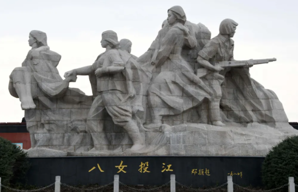 【HEF黨建小課堂100講】第六十講：悲壯！八位女戰士相互攙扶，一步一步走進刺骨的河中……(圖6)