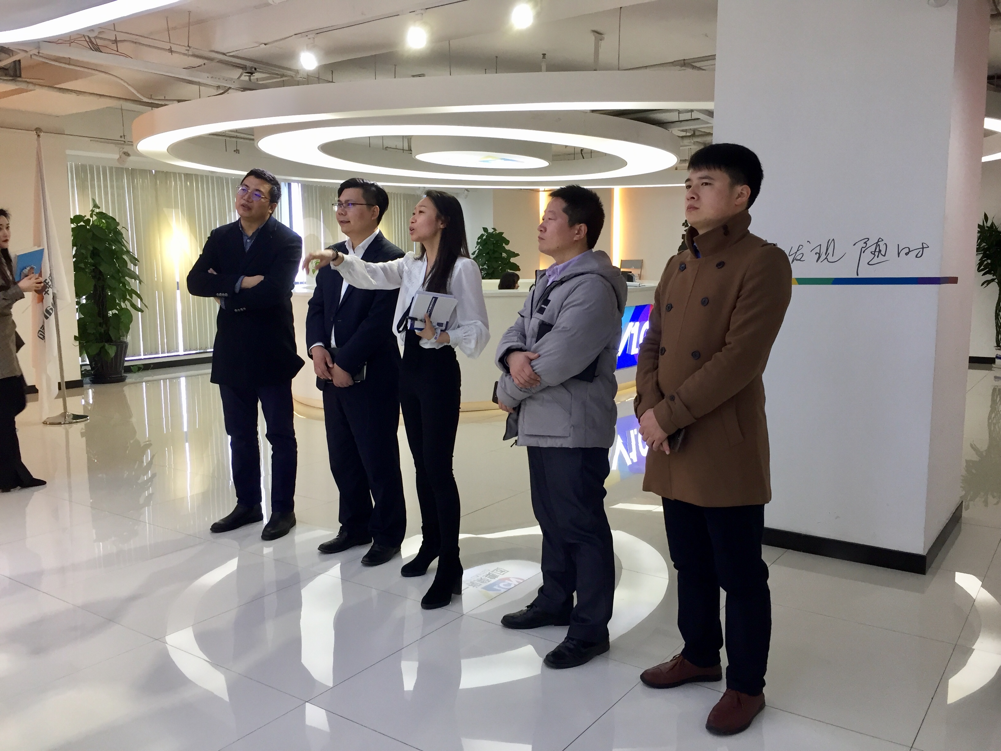 朝陽區(qū)總部企業(yè)聯(lián)合會(huì)熊申坤秘書長一行走訪第一視頻集團(tuán)(圖2)